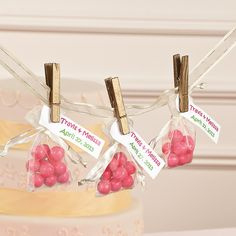 Presenteer snoepjes in organza zakjes voor een opvallende presentatie.