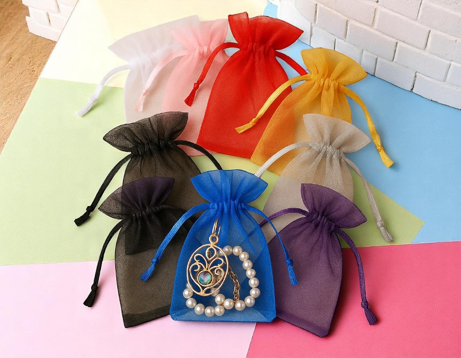 Welke kleuren en designs zijn er beschikbaar in organza zakjes?