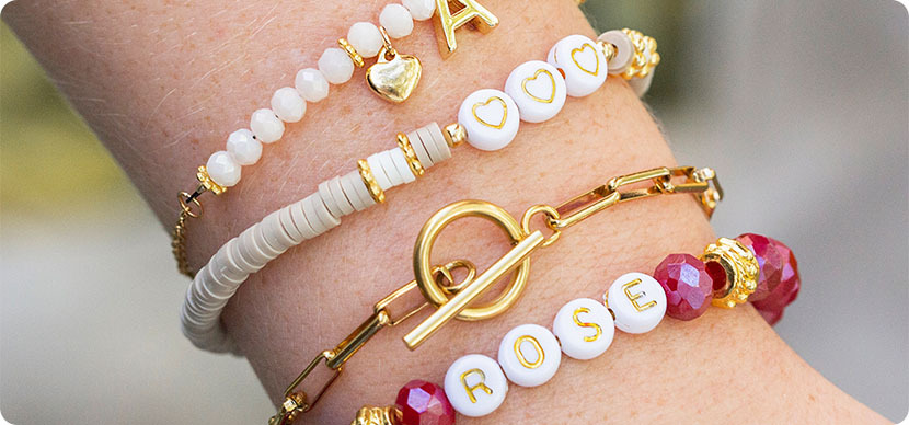 Armbandjes baken met letterkralen