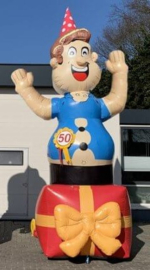 Abraham Kado 4 meter hoog