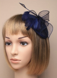 Donker Blauwe Sinamay Fascinator