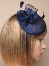 Donker Blauwe Sinamay Fascinator