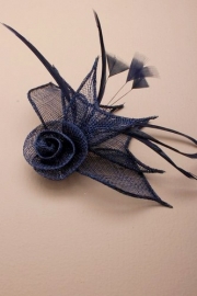 Donker Blauwe Sinamay Fascinator