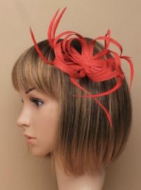 Rode Sinamay "Strik" Fascinator