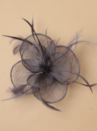 Grijze Sinamay Fascinator