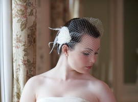 Fascinator Ivoor met Veren en Parel Hartje