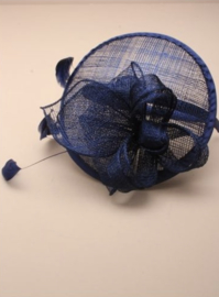 Donker Blauwe Sinamay Fascinator