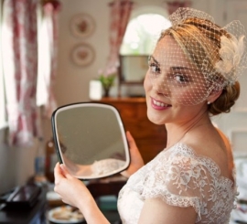 Fascinator Ivoor met Veren en Parel Hartje