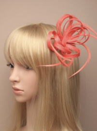 Koraal Rode Sinamay "Strik" Fascinator