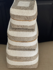 Balinese Kralen offermand Naturel/wit streep  verkrijgbaar in 3 maten