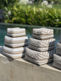 Kralen offermand   naturel/ wit.    streep Laag model 26N7