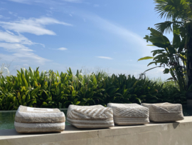 Kralen offermand   naturel/ witte  kruisstreep Laag model 26N8