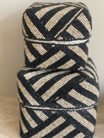 Balinese Kralen offermand Naturel/zwarte patroon verkrijgbaar in 2 maten