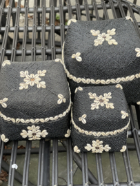Balinese Kralen offermand zwart  cowrie schelp in 3 maten te verkrijgen
