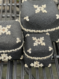 Balinese Kralen offermand zwart  cowrie schelp in 3 maten te verkrijgen