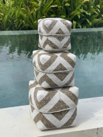Balinese Kralen offermand streep  wit/naturel verkrijgbaar in 3 maten
