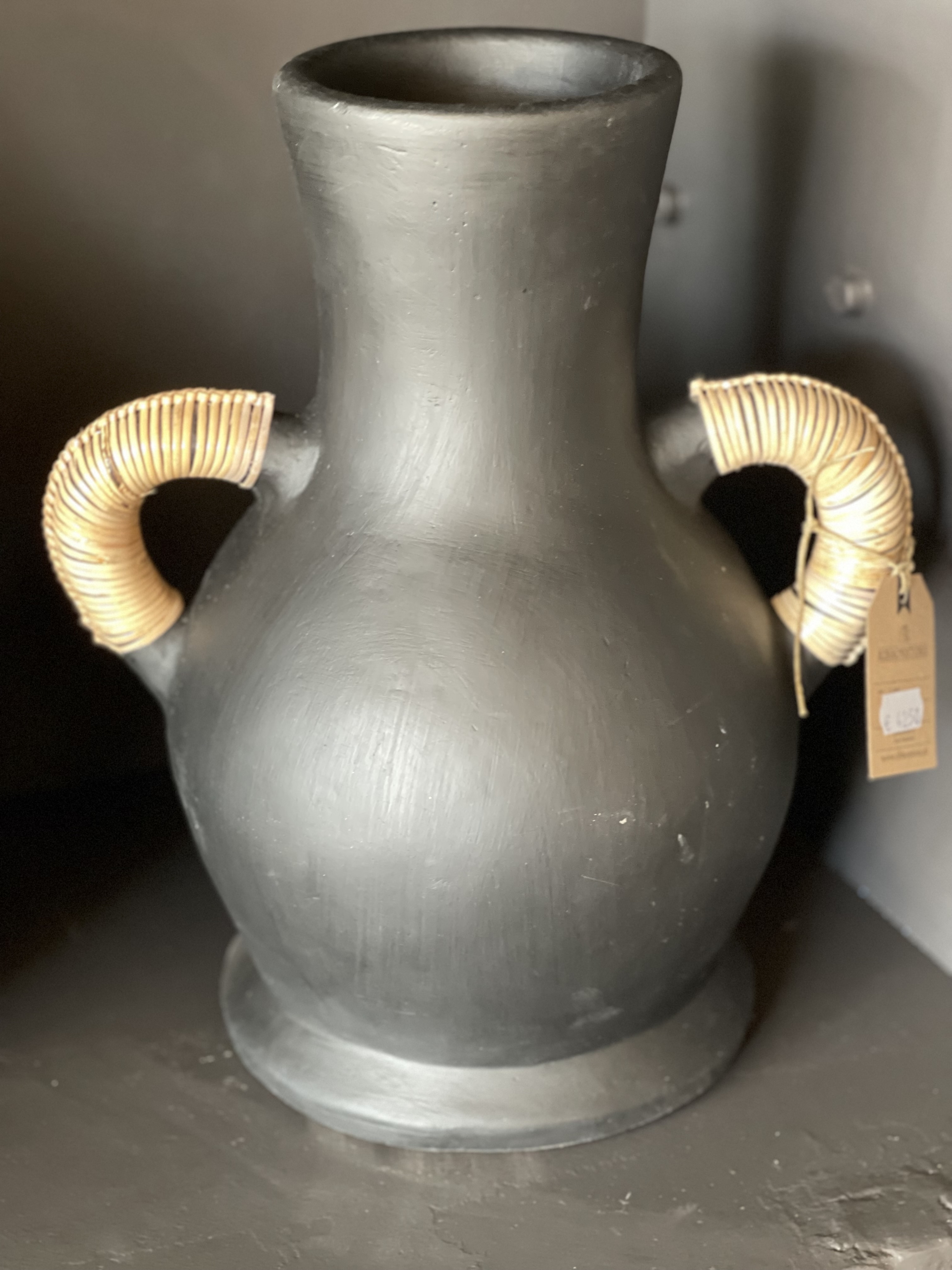 Ar 4 vaas / kan met  rotan handvat zwart