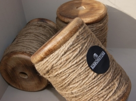 Jute op houten klos  3 draads 250 gr