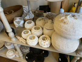 Kralen / cowrie schelp bamboe mandje