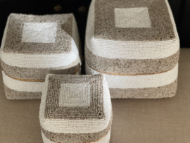 Balinese Kralen offermand Naturel/wit streep  verkrijgbaar in 3 maten