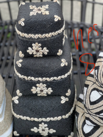 Balinese Kralen offermand zwart  cowrie schelp in 3 maten te verkrijgen