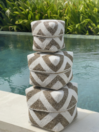 Balinese Kralen offermand streep  wit/naturel verkrijgbaar in 3 maten