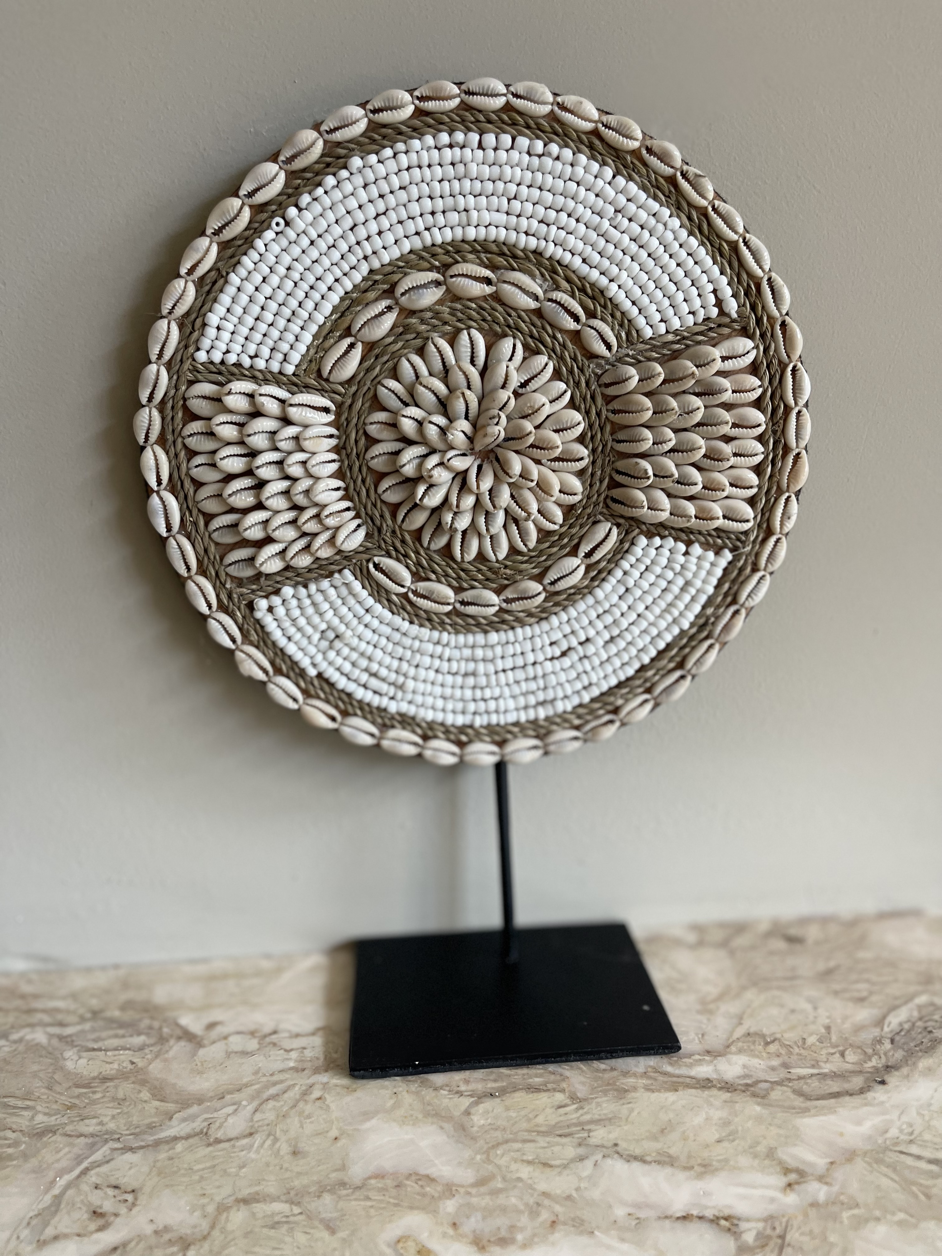 Kralen schelpen ornament met standaard Beaded Schield model 6