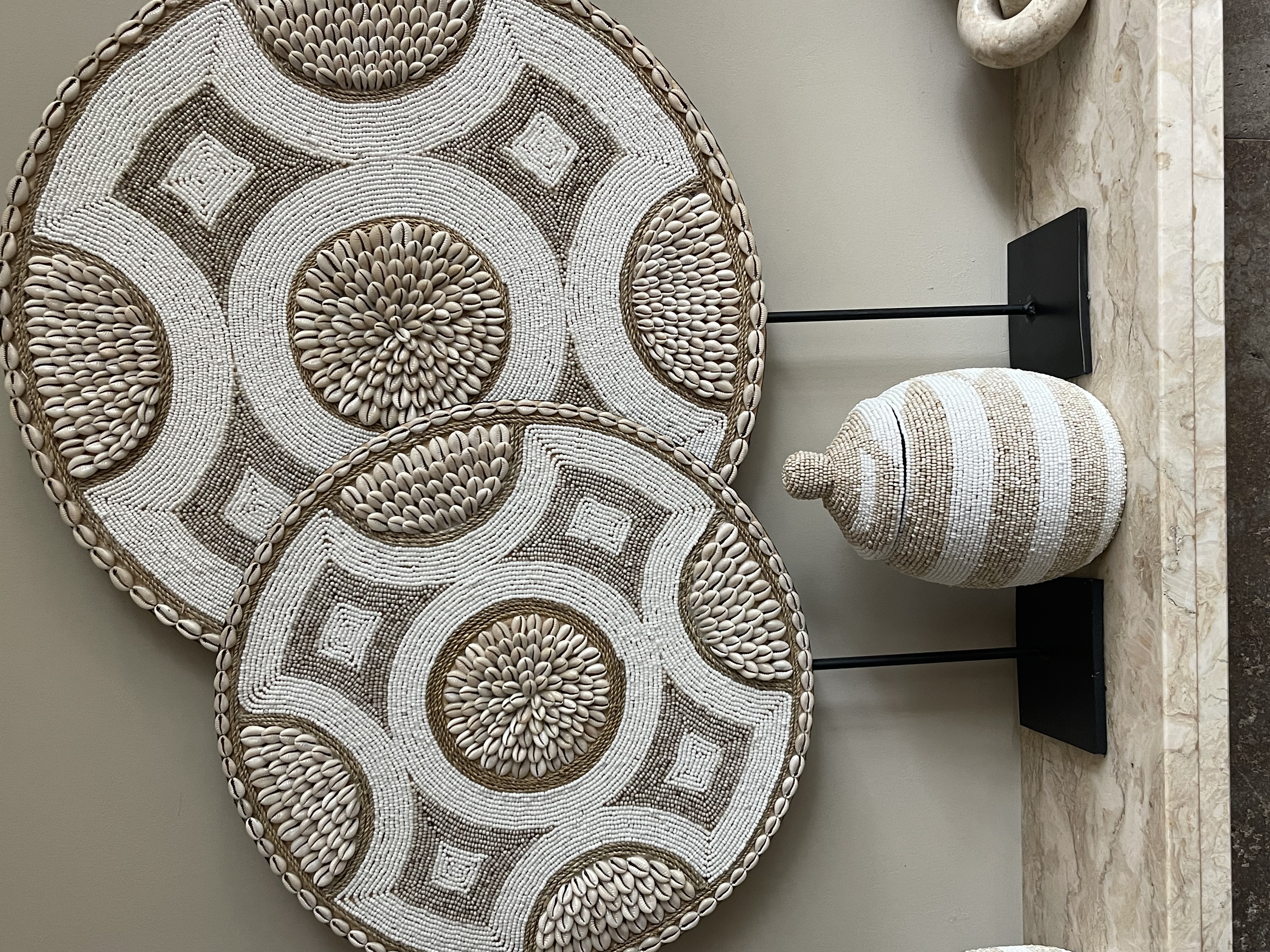 Kralen schelpen ornament met standaard , beaded shield model 3