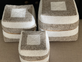 Balinese Kralen offermand Naturel/wit streep  verkrijgbaar in 3 maten