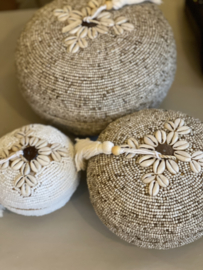 Kralen / cowrie schelp bamboe mandje