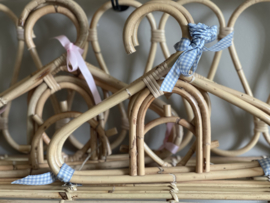 Bamboe kinderkledinghanger zon