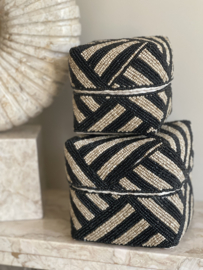 Balinese Kralen offermand Naturel/zwarte patroon verkrijgbaar in 2 maten