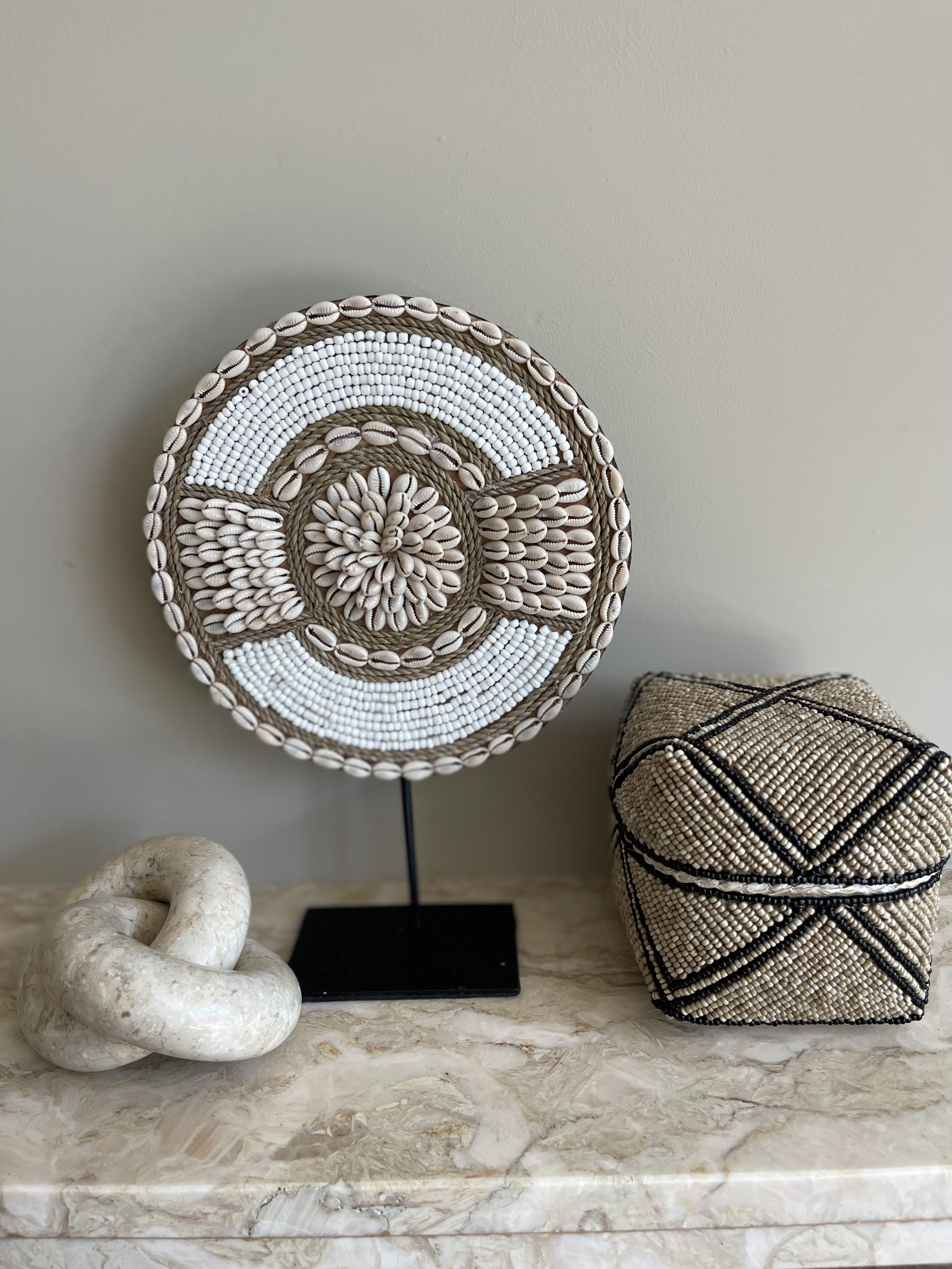 Kralen schelpen ornament met standaard Beaded Schield model 6
