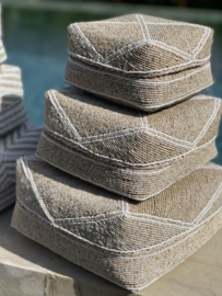 Kralen offermand   naturel/ witte  kruisstreep Laag model 26N8