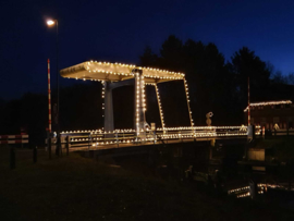 Brug verlicht in Oranjedorp