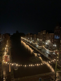 Gracht in Amersfoort verlicht met prikkabels