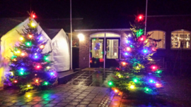 Prikkabels als Kerstverlichting buiten