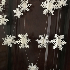 3D sneeuwvlokkenslinger met 12 vlokken van papier