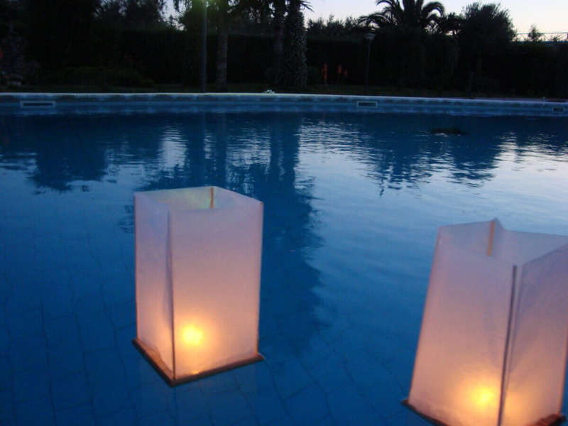 Keuze Tijdreeksen Groot universum Drijvende houten lantaarns op water | Candlebagplaza