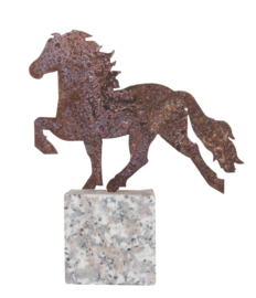 Karlslund  Decoratief paard, verroest staal op granieten rots.
