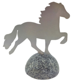 Karlslund Decoratief paard, roestvrij staal op gepolijste granieten steen