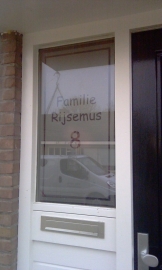 Etched glass raamfolie met naam en huisnummer 3