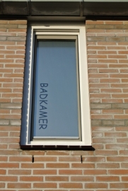 Raamfolie met het woord "BADKAMER"