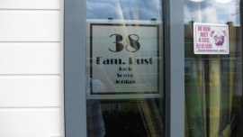 Etched glass raamfolie met naam en huisnummer 1
