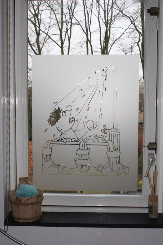 Hub volwassene Primitief Raamfolie - badkamer - Ernie in bad (Binnen- Buitenzijde raam (plakzijde):  Binnenzijde raam/gespiegeld) | RAAMFOLIE (etched glass folie) | Smukhus