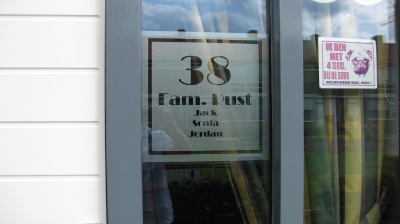 perspectief Apt Verbetering Etched glass raamfolie met naam en huisnummer 1 (Binnen- Buitenzijde raam  (plakzijde): Binnenzijde raam/gespiegeld) | RAAMFOLIE (etched glass folie)  | Smukhus