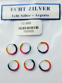 Zilveren gekleurde oor ringetjes in regenboog kleuren