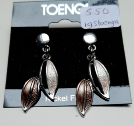 Zilverkleurige oorbellen met blaadjes in brons kleur