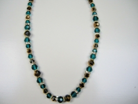 Goudkleurige ketting met glazen kralen in blauw/goud