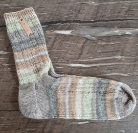 Handgebreide heren sokken beige/ grijs gestreepte sokken mt 43/44